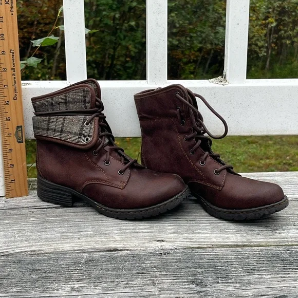 Brown boots - Picture 1 of 5